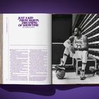 "JUST A KID FROM AKRON, DREAMING OF SHOWTIME BY LEBRON JAMES". Ein Basketballspieler sitzt nachdenklich auf einer Bank.