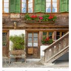 "Chalet du Cordier" auf Holzschild, rustikales Haus mit grünen Fensterläden, Blumenkästen, Treppe, Kalender August 2027.