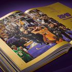 „2010 Finals Champions. Vs Boston Celtics 4-3.“ Basketballspieler im Lakers-Trikot jubeln, umgeben von jubelnden Fans.