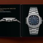 1984, Patek Philippe Ref. 3800/123A Nautilus. Links: Seitenansicht einer Uhr. Rechts: Vorderansicht einer Armbanduhr.