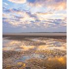 37 SEPTEMBER. Mo 13 bis So 19. Wattenmeer und Himmel mit bunten Wolken über Sandflächen und Wasserpfützen.