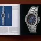 Links: Skizze und Text über Patek Philippe's Nautilus 3700/1A. Rechts: Foto einer silbernen Uhr mit dunkelblauem Zifferblatt.