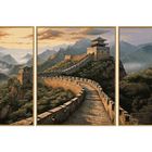 Illustration einer bergigen Landschaft mit der Chinesischen Mauer bei Sonnenaufgang, in drei Paneele unterteilt. 
