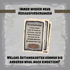 Text oben: "IMMER WIEDER NEUE HERAUSFORDERUNGEN". 
Text auf Karte: "Der verfluchte Stein".
Text unten: "WELCHE AKTIONSKARTEN KÖNNEN DIE ANDEREN WOHL NOCH EINSETZEN?".
Drei Spielkarten, mittlere zeigt Details.