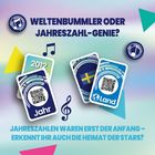 WELTENBUMMLER ODER JAHRESZAHL-GENIE? KARTEN MIT DATEN UND SYMBOLEN; BUNTER HINTERGRUND MIT DREIECKEN UND NOTEN.