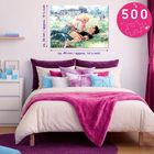 500, ca. 36 cm / ca. 49 cm. Im Raum steht ein Bett mit bunten Kissen und einem Bild an der Wand.