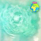 Text "ERDE" auf einem Weltkugel-Logo, umgeben von türkisfarbenem Wasser mit Schaumbildung.