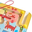"3" in Rot auf einem bunten Brettspiel. Fröhliche Tiere und farbige Kugeln dienen als kindgerechte Dekoration.