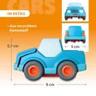 "IM DETAIL, Aus recyceltem Kunststoff" - Illustration eines blauen Spielzeugautos mit Maßangaben.