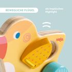 "Bewegliche Flügel als haptisches Highlight." Ein Holzspielzeug in Form eines bunten Vogels mit beweglichen Flügeln.