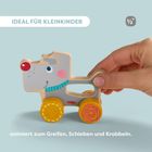 "Ideal für Kleinkinder", "1/2+", "animiert zum Greifen, Schieben und Krabbeln." Hand hält hölzernes Spielzeugauto.