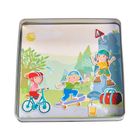 Die Illustration zeigt drei lachende Kinder mit Helmen beim Radfahren, Skateboarden und Klettern, umgeben von Bäumen und Sonne.