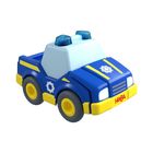 "Polizeiwagen" steht auf einem blauen Spielzeugauto mit gelben Details.