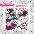 "SPIELSITUATION" und "Sammelspaß im Schweinsgalopp!". Rosa Schweinefiguren, Laubmotive, auf grauem Hintergrund.