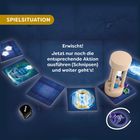 SPIELSITUATION: Erwischt! Jetzt nur noch die entsprechende Aktion ausführen (Schnipsen) und weiter geht's! Zeigt mehrere Karten, eine Sanduhr und einen Würfel auf einem blauen Hintergrund.