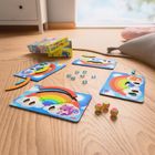 Illustration bunter Regenbogenspielen mit Tiermotiven, Würfeln und Glastropfen auf Holzfußboden.