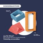 Sonderbausteine aus Re-Wood, vielseitig verwendbar. Enthält blaue, rote und orange geometrische Formen.