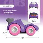 "IM DETAIL. Aus recyceltem Kunststoff." Ein lila Spielzeugauto mit rosa Rädern, Abmessungen: 6 cm hoch, 9 cm lang.