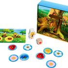 Illustration eines Spiels mit Bienenillustrationen, Blumenplättchen, Würfeln und einer Baumhöhle als Spielkulisse.