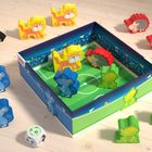 Eine Spielbox mit Tierfiguren: Maus, Frosch, Katze, Igel und Rabe; aufgebaut wie ein Fußballfeld mit einem Würfel.