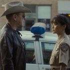 Aufschrift: "Mesquite Vista Police". Zwei Polizisten stehen sich gegenüber vor einem Polizeiauto mit blauem Licht.