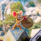 Eine animierte Maus schlägt mit einem Stock auf einen Gong, umgeben von geometrischen Objekten. Im Hintergrund sind Felsen.