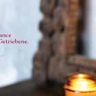 „Der GELASSENE nutzt seine Chance besser als der Getriebene.“ Zitierte Person: Thornton Wilder. Buddha-Statue, Kerze.