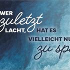 "Wer zuletzt lacht, hat es vielleicht nur zu spät gerafft." Links: Kalender und Notizbereich. Hintergrund in Blautönen.