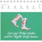 Oben: "AUGUST" und die Wochentage vom 2. bis 8. Unten: "Lass uns Wein trinken und zu Taylor Swift tanzen." Bunte Cowboystiefel.