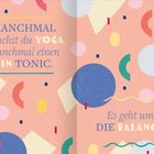 "Manchmal brauchst du Yoga. Manchmal einen Gin Tonic. Es geht um die Balance." Auf farbigem, geometrischem Hintergrund.