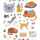 Verschiedene verspielte Katzen-Illustrationen, einige mit Ballon oder Wollknäuel, umgeben von kleinen Blumen und Herzen.