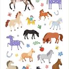 Verschiedene gezeichnete Pferde in bunten Farben mit Blumen, Sternen, Hufeisen und Kindern, die auf Pferden reiten.