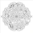 Mandala-Illustration mit Blumen, Wolken und Vögeln in einem komplexen, kreisförmigen Muster.