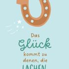 „Das Glück kommt zu denen, die lachen.“ Japanische Weisheit. Illustration eines Hufeisens mit Sternen.