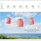 Ich wünsche dir einen strahlenden Sommer voller Feierlaune. Drei rote Laternen hängen vor blauem Himmel und Meer.