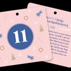 "BeSINNliche Weihnachtsbäckerei", große Ziffer 11, rosa Hintergrund, Weihnachtsmotive wie Sternschnuppen, Sterne, Zuckerstangen.