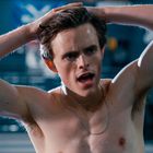 Ich weiß nicht, wer die Person ist. Ein Mann mit nacktem Oberkörper hält sich die Haare, Mund leicht geöffnet. 