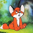 Ein junger, niedlicher Fuchs sitzt mit traurigem Blick auf dem Boden in einem bunten, grünen Wald.