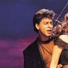 Da ist kein Text. Ein Mann und eine Frau schauen sich an. Der Hintergrund ist dunkelblau mit roten Nuancen.