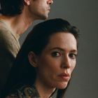 Leider gibt es in diesem Foto keinen Text. Zwei nachdenkliche Personen in Nahaufnahme, eine Frau im Vordergrund.