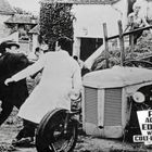 Text: "FBI AGENT EDDIE wieder COLT-RICHTIG." 
Szene: Zwei Männer kämpfen, daneben ein Traktor, Frau steht auf Heuballen. Rustikale Umgebung.