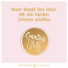 „Unser Rezept fürs Glück: Mit den Händen Schönes schaffen.“ In einem goldenen Kreis steht „Creative Time“. Pastellfarben.