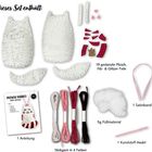 "Dieses Set enthält:" 19 Plüschteile, Stickgarn, Anleitung, Satinband, Füllmaterial, Nadel. Teile und Zubehör farblich sortiert.