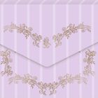 Lila Hintergrund mit Streifen, verziert mit braunen floralen Ornamenten, die einen eleganten Look erzeugen.