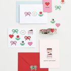 "Cool", "XOXO", "Happy Birthday". Karten mit Herz-, Kuchen- und Schleifenmotiven, Umschläge und Geschenkanhänger.