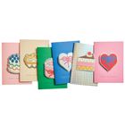 Texte „HAPPY BIRTHDAY“, Karten mit bunten Kuchen- und Herzmotiven in Pastellfarben.