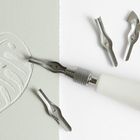 "Rico Design" auf einem weißen Griff. Daneben Töpfe und Schnitzmesser auf einer Monstera-Blatt-Illustration.