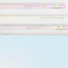 Stifte mit Text: "THE SKY IS THE LIMIT", "NEVER STOP DREAMING", "HEAD IN THE CLOUDS". Daneben ein Notizbuch und ein gespitzer Bleistift.