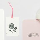 Rechts rosa Karte mit "GO BEYOND THE HORIZON", links daneben weißer Tag mit Blumenillustration.