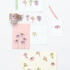 Umschläge und Karten mit floralen Illustrationen, Blumensticker in Pastellfarben, ein Geschenkanhänger mit rosa Band.